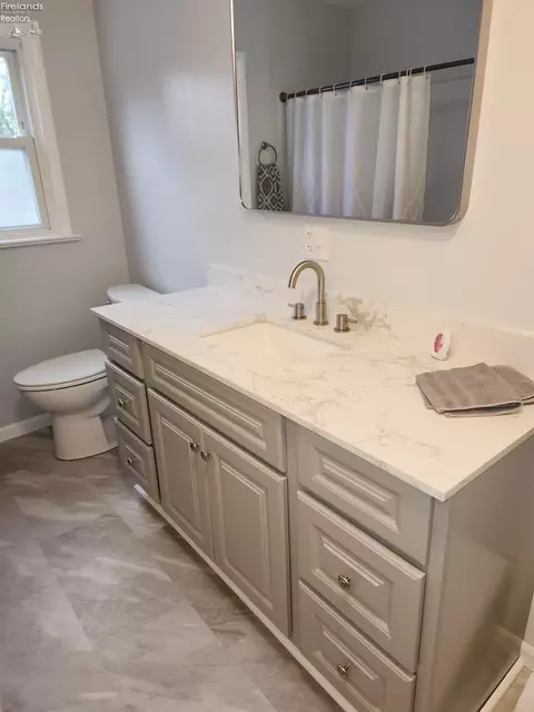 Bath - 542 Berlin Rd, Huron, OH 44839 photo 3 of 16