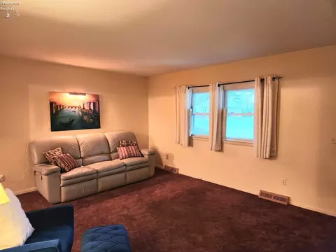 Living - 542 Berlin Rd, Huron, OH 44839 photo 2 of 11