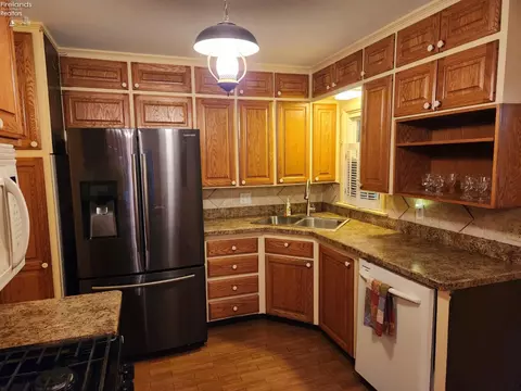 Kitchen - 542 Berlin Rd, Huron, OH 44839 photo 4 of 12