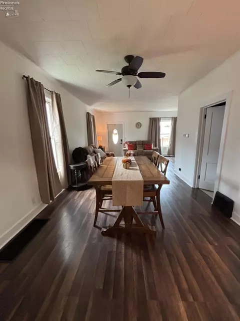 Dining - 725 Myrtle Ave, Willard, OH 44890 photo 2 of 2