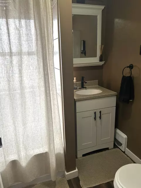 Bath - 725 Myrtle Ave, Willard, OH 44890 photo 3 of 3