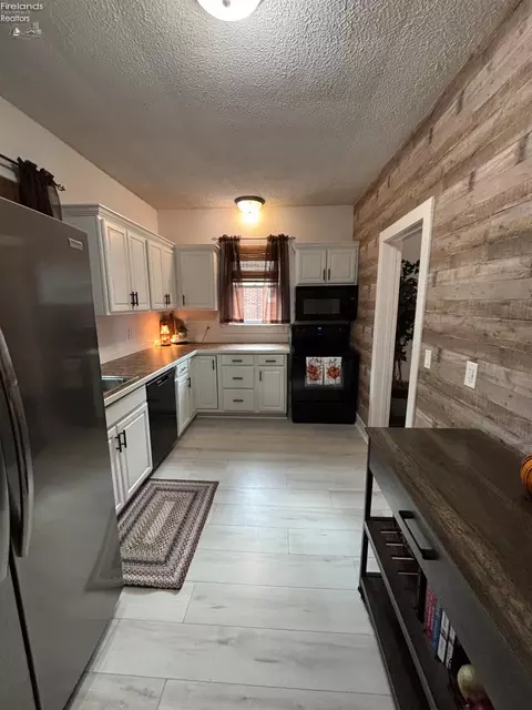 Kitchen - 725 Myrtle Ave, Willard, OH 44890 photo 2 of 3