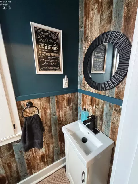 Bath - 725 Myrtle Ave, Willard, OH 44890 photo 2 of 3