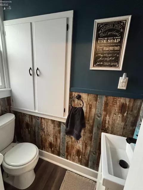 Bath - 725 Myrtle Ave, Willard, OH 44890 photo 1 of 3