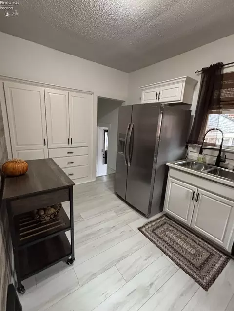 Kitchen - 725 Myrtle Ave, Willard, OH 44890 photo 1 of 3