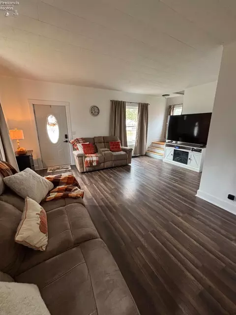 Living - 725 Myrtle Ave, Willard, OH 44890 photo 1 of 1