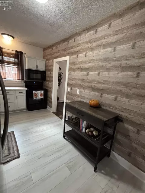 Kitchen - 725 Myrtle Ave, Willard, OH 44890 photo 3 of 3
