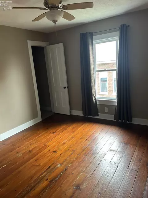 Bedroom - 725 Myrtle Ave, Willard, OH 44890 photo 2 of 4