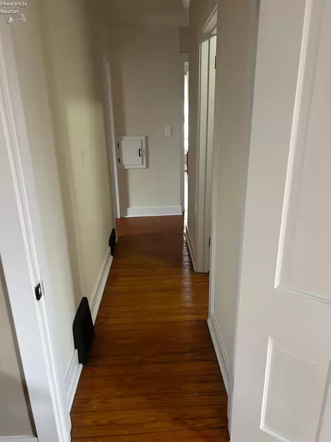 Entry Way - 725 Myrtle Ave, Willard, OH 44890 photo 2 of 2