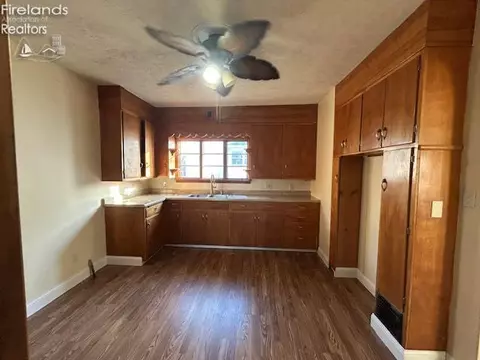 317 Dale Ave, Willard, OH 44890 photo 2