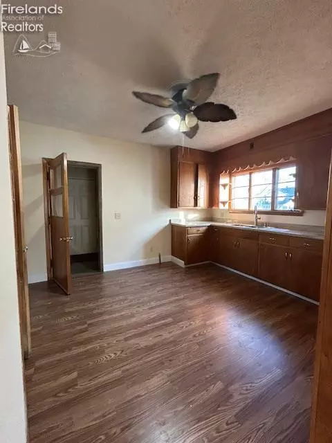 317 Dale Ave, Willard, OH 44890 photo 3