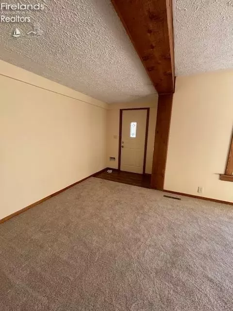 317 Dale Ave, Willard, OH 44890 photo 4
