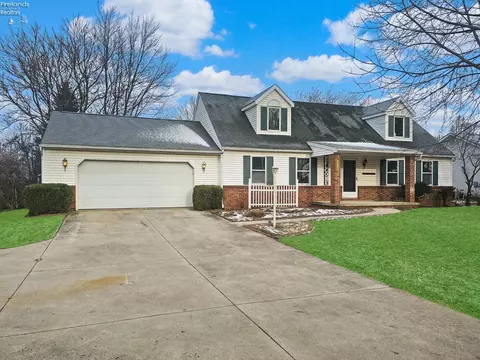 827 W Maple St, Clyde, OH 43410 photo 2