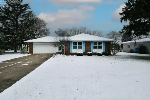 111 E 10th St, Port Clinton, OH 43452