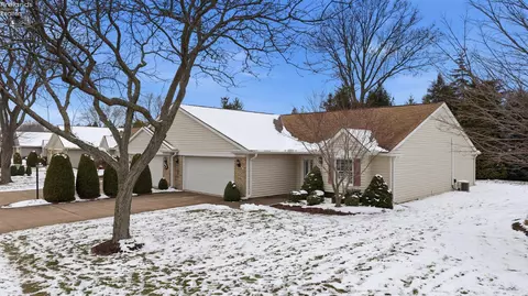 1002 Brittany Dr, Huron, OH 44839 photo 2