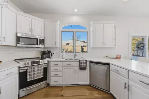 Kitchen - 5519 Manhattan Dr, Lorain, OH 44053 photo 1 of 6