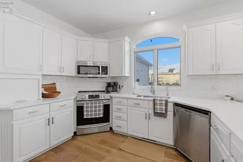 Kitchen - 5519 Manhattan Dr, Lorain, OH 44053 photo 3 of 6