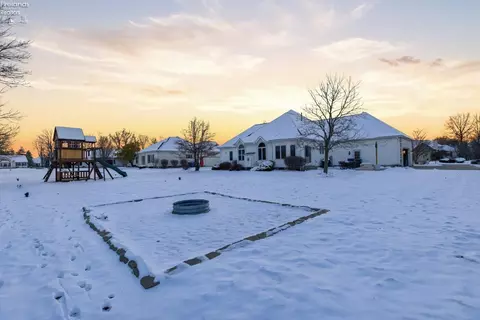 Exterior - 5519 Manhattan Dr, Lorain, OH 44053 photo 10 of 17
