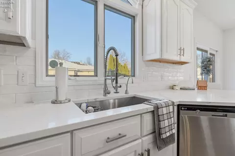 Kitchen - 5519 Manhattan Dr, Lorain, OH 44053 photo 6 of 6