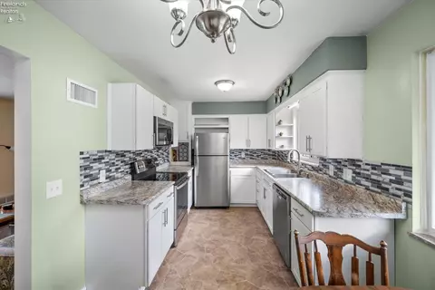2849 Castleton, Toledo, OH 43613 photo 11