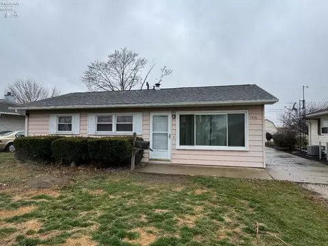 1310 Elmhurst Ln, Fremont, OH 43420