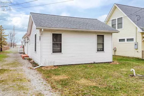 5491 E Center Ln, Port Clinton, OH 43452