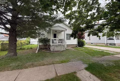 118 E 5th St, Port Clinton, OH 43452
