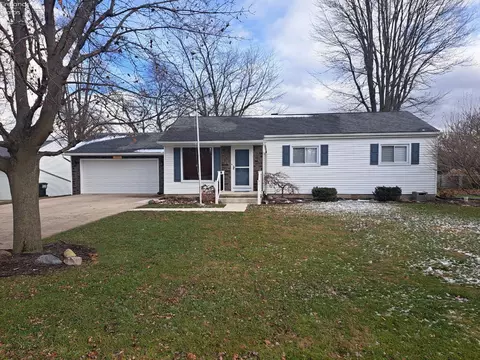 1813 Finley Dr, Fremont, OH 43420