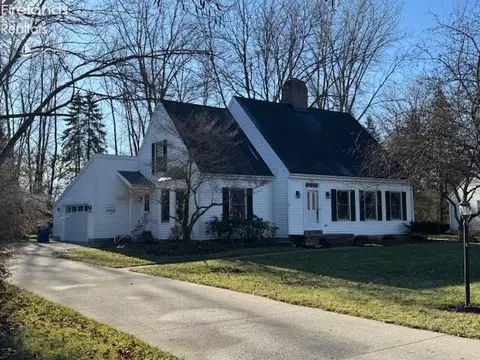 5809 Cambridge Cir, Sandusky, OH 44870