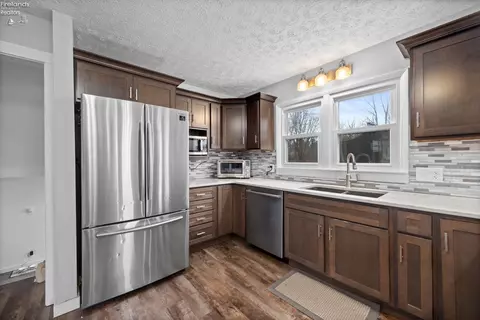 Kitchen - 9807 Barrows Rd, Huron, OH 44839 photo 2 of 2