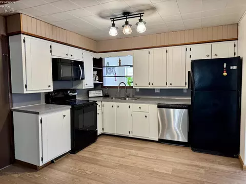 Kitchen - 4757 Wenz Rd, Wakeman, OH 44889 photo 2 of 4