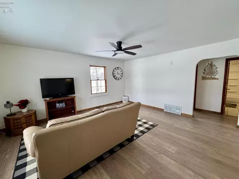 Living - 4757 Wenz Rd, Wakeman, OH 44889 photo 2 of 2