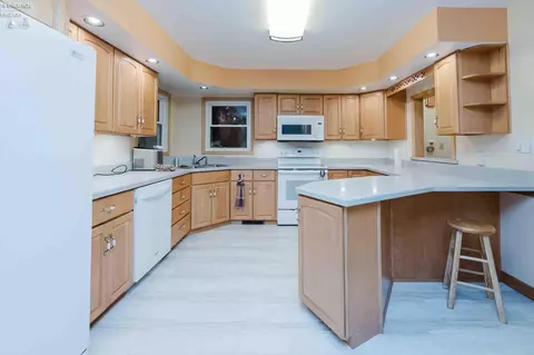 Kitchen - 20 Pinecrest Dr, Tiffin, OH 44883 photo 4 of 6