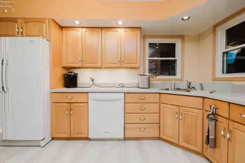 Kitchen - 20 Pinecrest Dr, Tiffin, OH 44883 photo 2 of 6