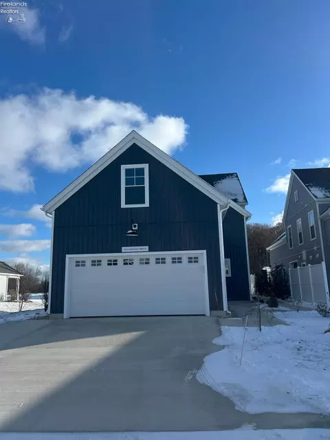2531 Chateau Dr, Port Clinton, OH 43452