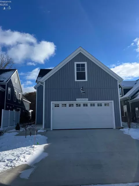 2521 Chateau Dr, Port Clinton, OH 43452