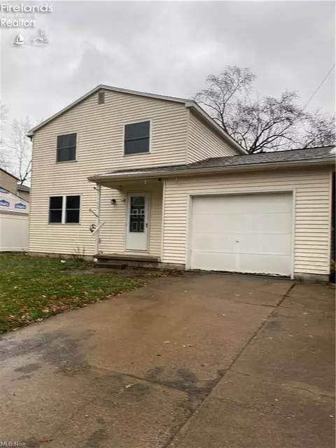 1105 Oakwood Dr, Vermilion, OH 44089