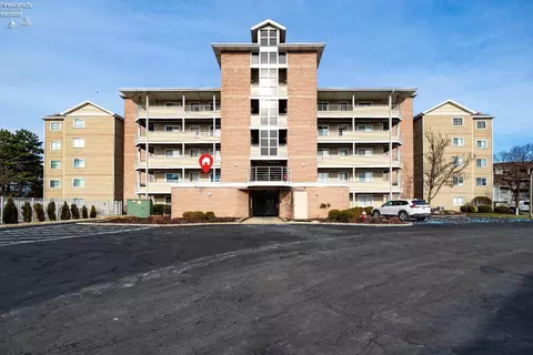 32 Marina Point Dr, Sandusky, OH 44870