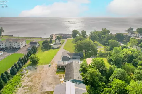 828 E Main St, Marblehead, OH 43440 photo 8