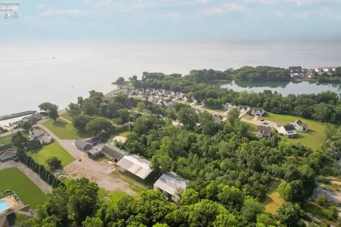 828 E Main St, Marblehead, OH 43440 photo 6