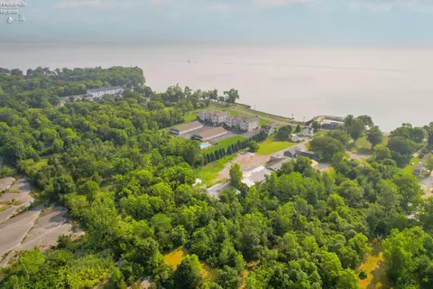 828 E Main St, Marblehead, OH 43440 photo 5