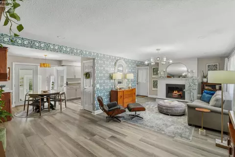 Living - 1114 Mudbrook Rd, Huron, OH 44839 photo 1 of 6