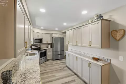 Kitchen - 1114 Mudbrook Rd, Huron, OH 44839 photo 2 of 4