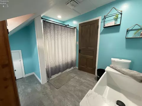 Bath - 246 Spring St, Clyde, OH 43410 photo 2 of 3