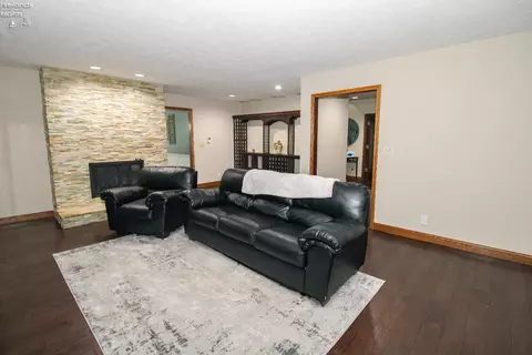 Living - 3802 Deerpath Dr, Sandusky, OH 44870 photo 7 of 9