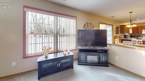 Living - 338 E Howard, Willard, OH 44890 photo 4 of 4