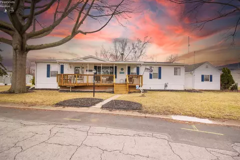 111 Morningside Dr, Port Clinton, OH 43452