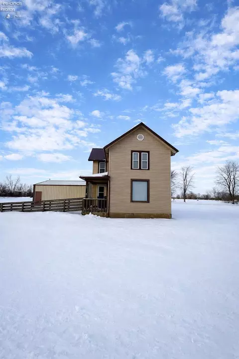 6991 W Lakeshore Dr, Port Clinton, OH 43452
