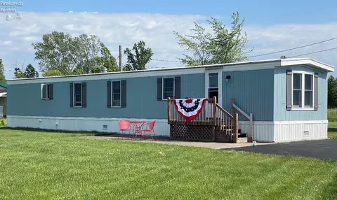 3800 W Lakeshore Dr, Port Clinton, OH 43452