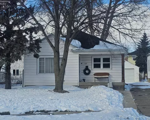 606 Fremont Rd, Port Clinton, OH 43452
